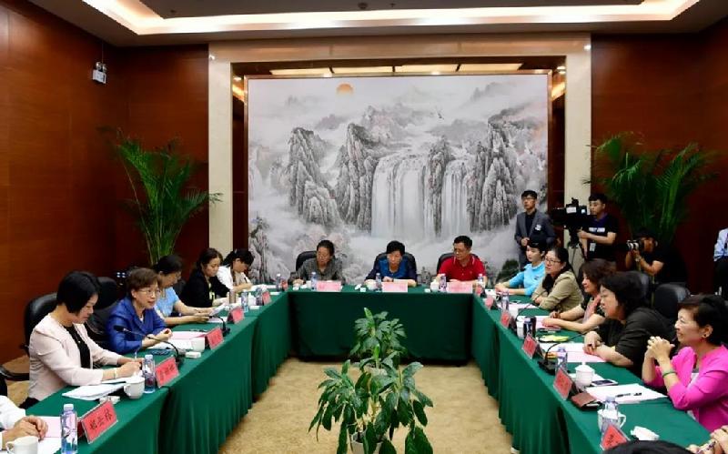 黄晓薇在厦出席“推动两岸融合发展，携手打造女台胞台企登陆第一家园”座谈会并作重要讲话